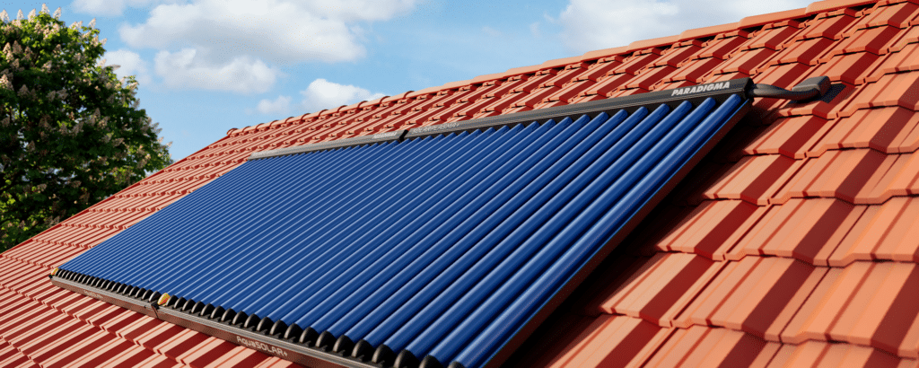 AquaSOLAR+ Solarthermiekollektor von Paradigma auf einem Dach